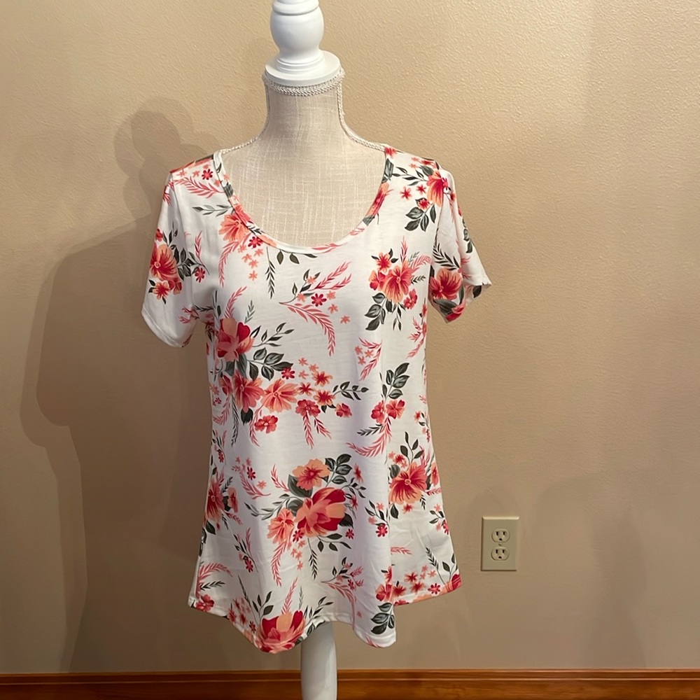 LulaRoe Short Sleeve Floral Tunic Top in size medium EUC